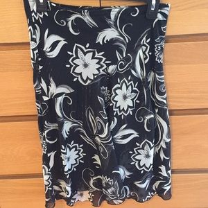 Fun flowing skirt in classic colors